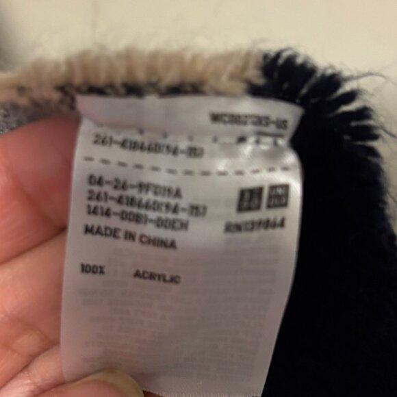 NWOT Uniqlo Women 2 Way Stole Black Grey Color Block Acrylic Fringe Shawl 8 - Picture 4 of 9